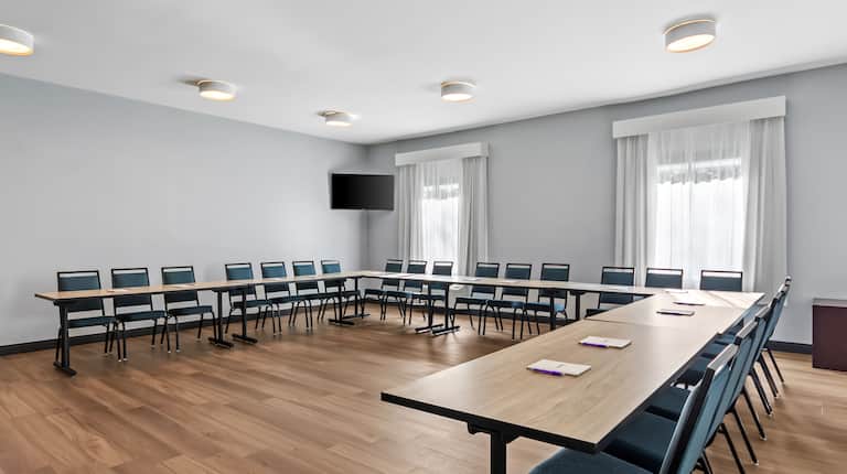 Flexible meeting room with tables and chairs